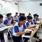 ベトナム人が熱心に日本語を勉強している